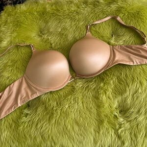 Victoria’s Secret bombshell plunge